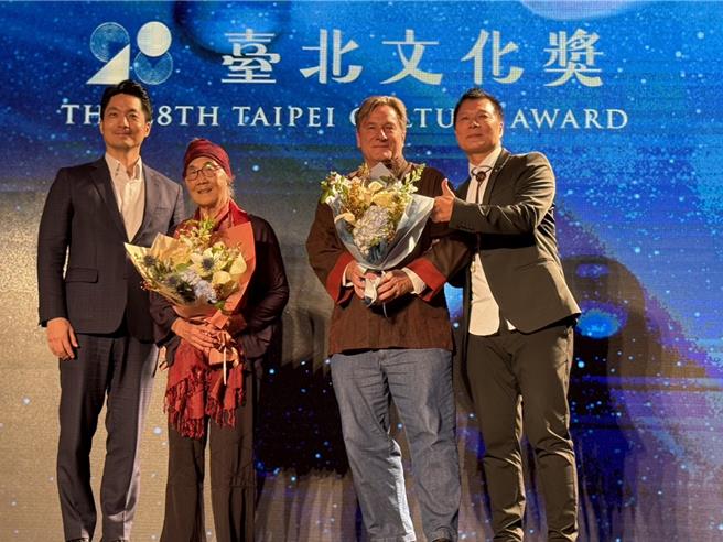 第28屆台北文化獎頒獎典禮今日在台北市中山堂光復廳舉辦，表彰為台北文化領域做出傑出貢獻的文化人，今年由台灣資深舞蹈教育家林絲緞（卓系緞）以及當代亞洲戲偶權威羅斌（Robin Erik Ruizendaal）榮獲台北文化獎殊榮。(黃敬文攝)