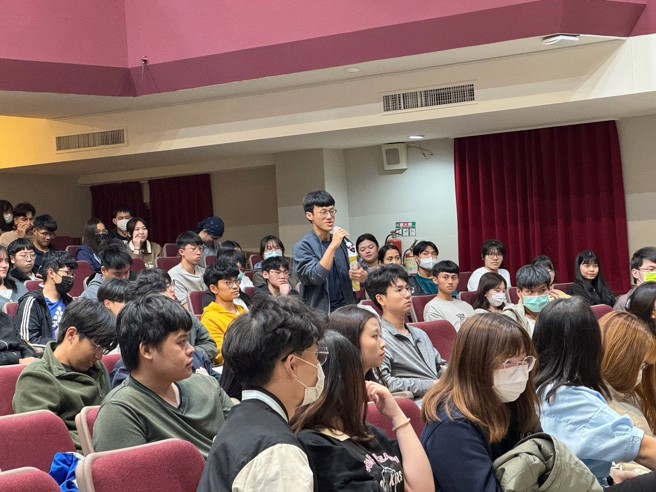 暨大创新创业通识课程吸引学生抢修。(照片/暨南大学提供)