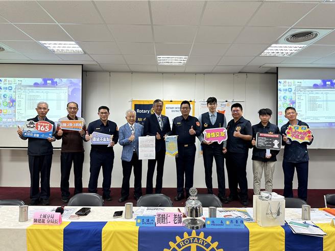 为响应新北市长侯友宜推动的反诈任务，新北土城警分局今（8）日携手扶轮社举办反诈讲座，由扶轮社成员担任反诈种子教官，将反诈意识推广到各行各业。（土城警分局提供）