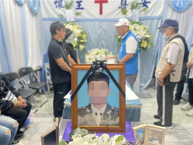洪姓海軍陸戰隊員8日舉行告別式，原民立委盧縣一在臉書發文悼念，「喪宅擠滿安慰禮拜的親友，真是太令人惋惜」。（翻攝盧縣一臉書／謝佳潾屏東傳真）