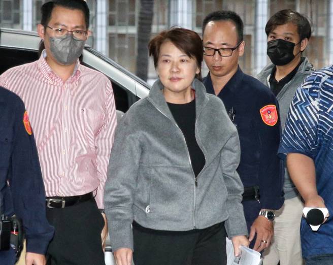台北地檢署偵辦京華城弊案，8日指揮廉政署以證人身分約談前台北市副市長黃珊珊（中），移送北檢複訊。（趙雙傑攝）