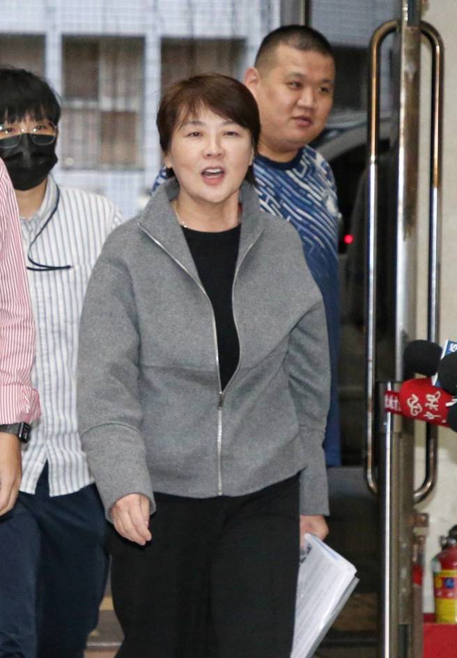 台北地檢署偵辦京華城弊案，8日指揮廉政署以證人身分約談前台北市副市長黃珊珊（中），移送北檢複訊。（趙雙傑攝）