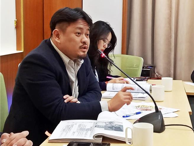 民进党立委洪申翰表示，过去把中火盖成这么巨大、集中的，就是国民党。如果卢秀燕真心关心电力集中的受攻击风险，「那为什么国民党要反对更加分散的再生能源？还有，那他们长期大力主张的核电厂，遇到敌人攻击不是更危险吗？」（摘自洪申翰粉丝专页）