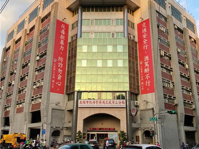 高雄一名婦人自三民區大樓12樓，墜到大樓前人行道嚇壞路人，警消到場已明顯死亡。（任義宇攝）