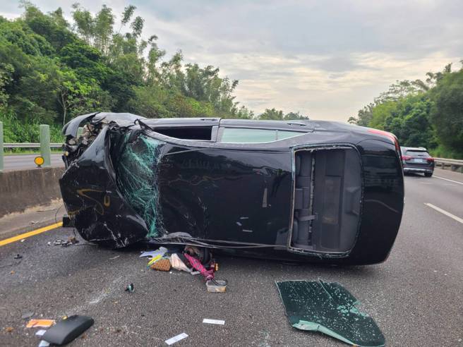 国道3号今（8）日上午田寮路段发生惊险车祸！一辆砂石车行驶间污水桶意外脱落，造成后方小客车驾驶为闪避该桶，导致车辆侧翻受伤。（图警方提供／简铭柱翻摄）