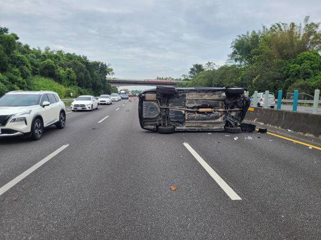国道3号今（8）日上午田寮路段发生惊险车祸！一辆砂石车行驶间污水桶意外脱落，造成后方小客车驾驶为闪避该桶，导致车辆侧翻受伤。（图警方提供／简铭柱翻摄）
