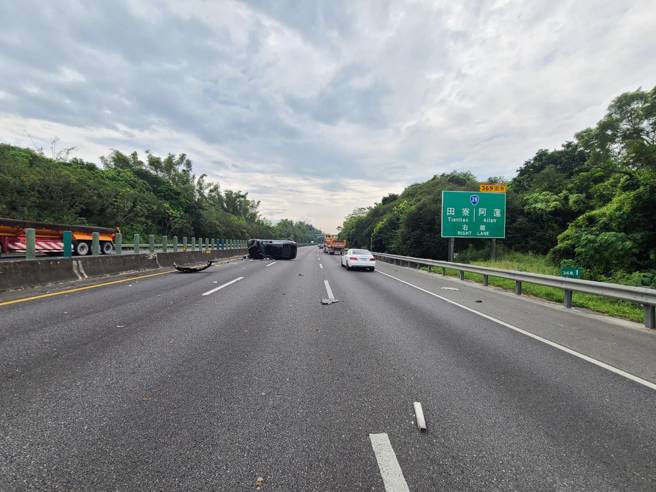 国道3号今（8）日上午田寮路段发生惊险车祸！一辆砂石车行驶间污水桶意外脱落，造成后方小客车驾驶为闪避该桶，导致车辆侧翻受伤。（图警方提供／简铭柱翻摄）