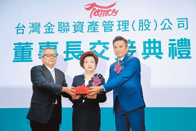台湾金联资产管理股份有限公司6日进行董事长交接，在台湾企银董事长刘佩真（中）监交下，卸任董事长施俊吉（左）将印信交给新任董事长吕政璋（右）。（黄世麒摄）