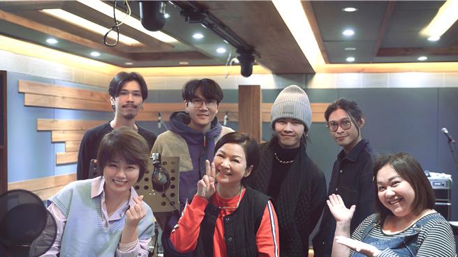 锺欣凌（前排右起）、杨贵媚、严艺文化身麋先生及宇宙人的小师妹。（相信音乐提供）