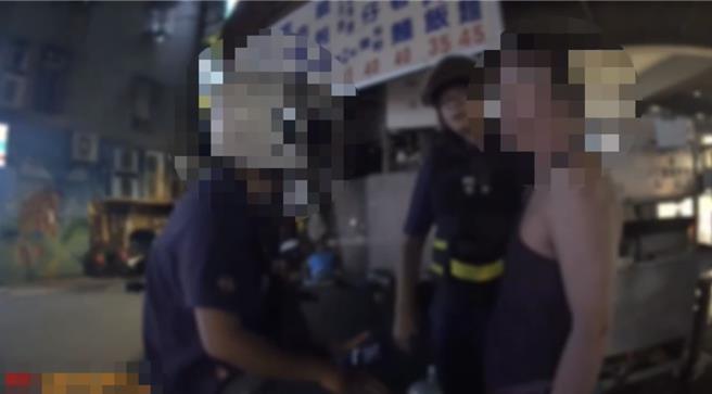 新北市板桥区62岁徐姓男子3日晚间喝得醉醺醺在路上閒晃，看见警方在超商前取缔违停时，不明原因走上前对警方大呼小叫。（海山警分局提供）