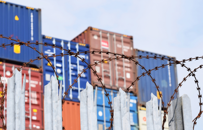 川普关税战再起，全球供应链剉咧等。（示意图/达志影像/shutterstock）