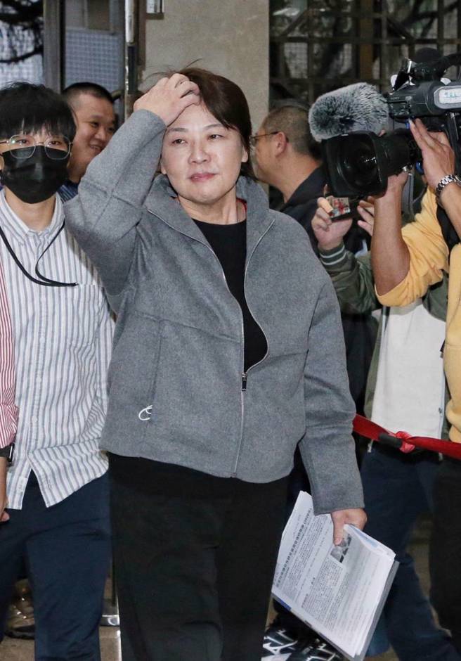 台北地檢署偵辦京華城弊案，8日指揮廉政署以證人身分約談前台北市副市長黃珊珊（中），移送北檢複訊，訊後請回。（趙雙傑攝）