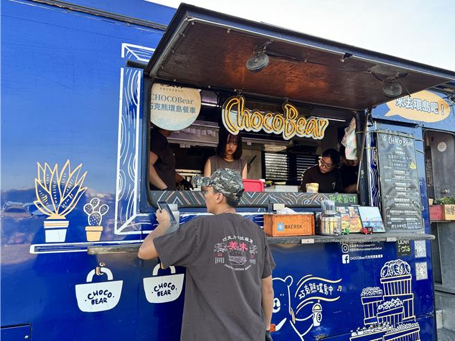 睽违2年，金城镇公所再度邀请台金两地共22台网红超人气餐车前来设摊，让所有大、小朋友一起吃美食、听音乐。(于家麒摄)