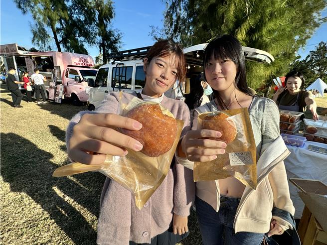 睽违2年，金城镇公所再度邀请台金两地共22台网红超人气餐车前来设摊，让所有大、小朋友一起吃美食、听音乐。(于家麒摄)