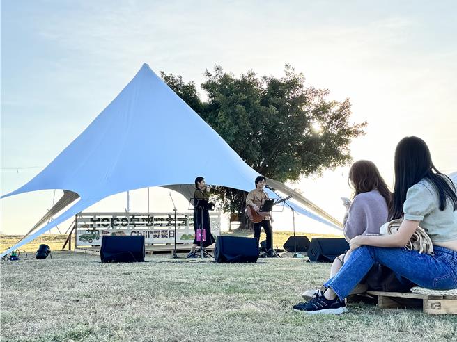 睽违2年，金城镇公所再度邀请台金两地共22台网红超人气餐车前来设摊，让所有大、小朋友一起吃美食、听音乐。(于家麒摄)