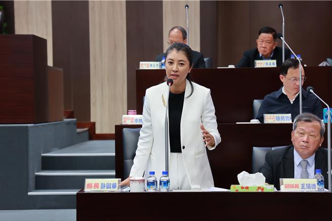 南投縣長許淑華（左）8日在縣政總質詢中表示，去年曾在議會報告，垃圾焚化廠不管在那裡，當地選出來的議員一定會有民意的壓力，縣府有責任面對鄉親的疑慮，一定會做出說明。（南投縣政府提供／張妍溱台中傳真）