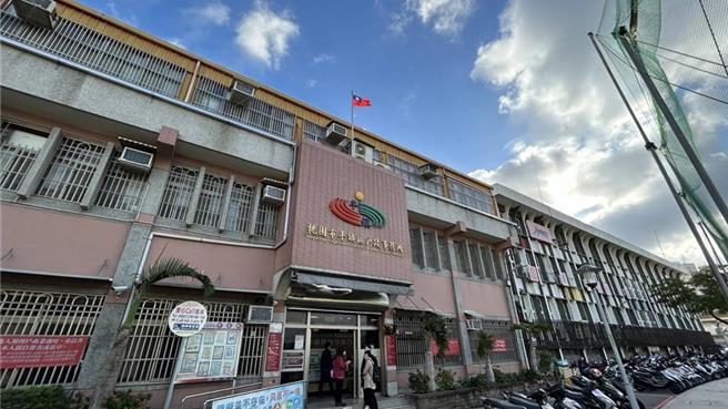 桃园平镇一名继母认为继女顽劣、难管教，6月竟和生父到户政事务所将继女名字最后一字改成「坏」，引起轩然大波。生父今天到户政事务所，将名字改回。（本报资料照片）