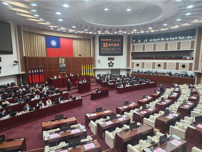 台北市財政局長胡曉嵐今(8)日赴議會受議員質詢，針對首都加給她語帶保留，認為國民黨版法案過度著重「人口分配權重67％」，在分配權重中應加入更多指標，例如加重「營利事業營業額」，應更理性討論。（黃敬文攝）