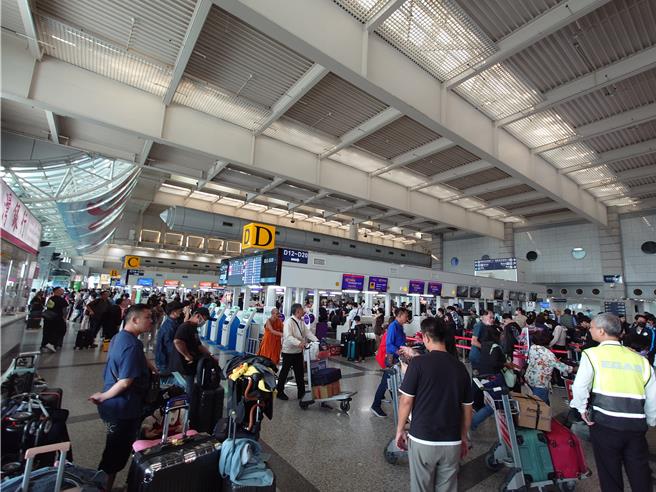 高雄机场目前年容量约609万，预计陆续改建为年服务1650万人次的新航厦。（任义宇摄）