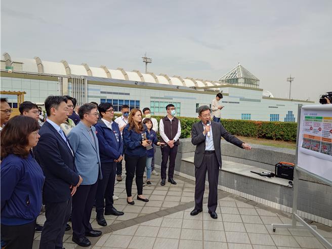 高雄机场容量濒临饱和，行政院提800亿整建计画，预计朝东侧停车场改建航厦，院长卓荣泰（左3）今前往视察。（任义宇摄）