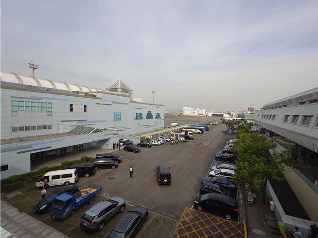 小港机场改建预计利用现有停车场空间，兴建第一期的东侧新航厦，第二期则将拆除旧有航厦，并整建西侧新航厦。（任义宇摄）