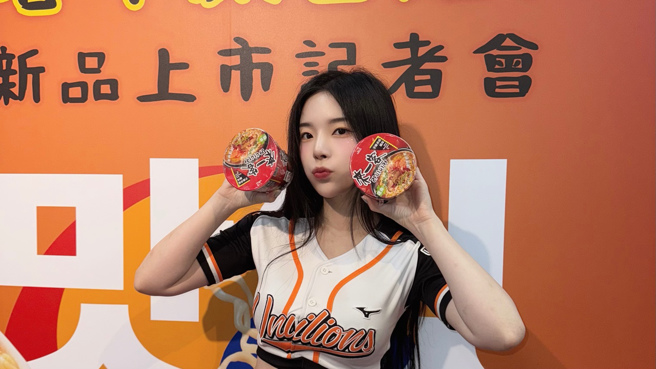 加入统一7-ELEVEn狮啦啦队的韩籍成员赵娟周，今日现身统一集团来一客辛辣香菇风味记者会。(照片/经纪人提供)