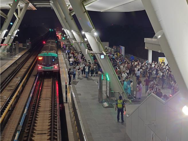 高雄捷运桥头火车站7日发生妇人落轨事件，掀起民眾有关「月台门」的讨论，因目前高捷高架化车站大多仍无月台门，高捷公司表示会评估是否全面安装。（任义宇摄）