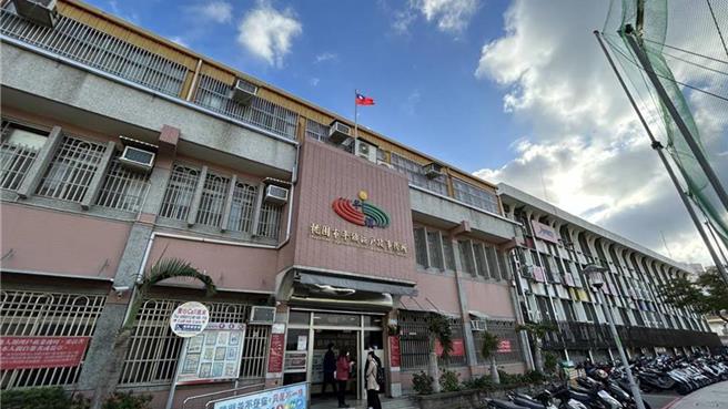 桃園平鎮女童遭生父惡意改名一事傳來好消息！經市府民政局與平鎮戶政事務所努力協調下，女童生父8日下午5時親自赴戶所完成撤銷改名登記，讓女童得以恢復原本姓名。市長張善政也於第一時間得知此消息，並表示希望藉由這次事件，讓大家看見市府保護兒少權益的決心，未來也將持續強化橫向聯繫機制，讓社會安全網更加完善，確保每位桃園孩子的基本權益不被侵害。（本報資料照片）