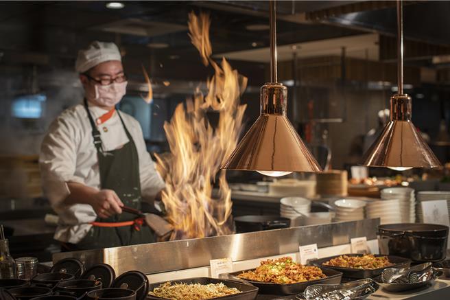 迎战双11购物节，「远东Café」周一至周四晚餐2客券原价3696元，享6折优惠，双人吃到饱2222元。(台北远东香格里拉提供)