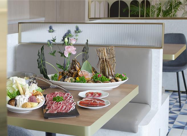 「Smile One」精致涮涮锅11月推龙虾海陆日，点套餐可享龙虾买1送1好康优惠。(高雄福华大饭店提供)