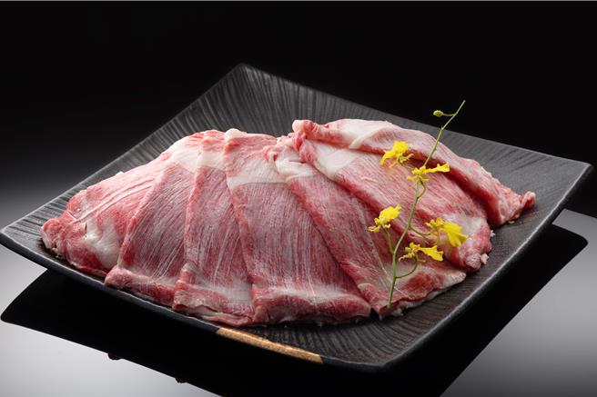 「Smile One」精致涮涮锅双11当日推出顶级肉品5折优惠吸客，图为日本A5顶级黑毛和牛。(高雄福华大饭店提供)