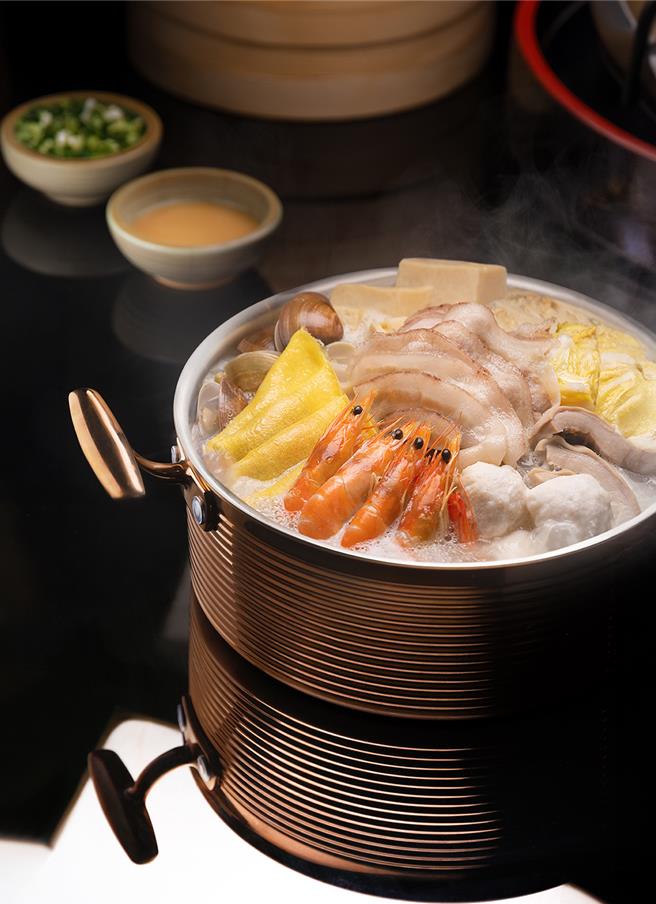 「江南春」11月每周一至周五酸菜白肉锅加手工葱油饼可享优惠价799元，双11当日外带酸菜白肉锅则享优惠价666元。(高雄福华大饭店提供)