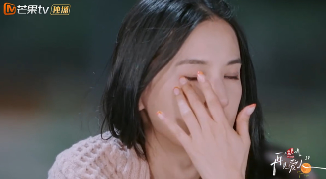 黄圣依因为杨子的话在节目落泪。（图／翻摄自再见爱人官微）