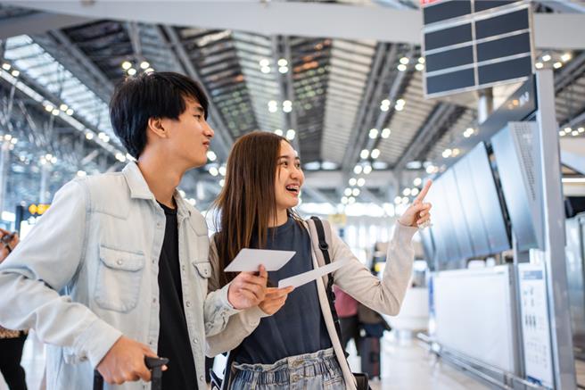 經濟下行中，賺錢的機會也在浮現。比如這4個悶聲賺大錢的行業：二手經濟、健康養生行業、旅遊行業、知識付費類。（圖：shutterstock）