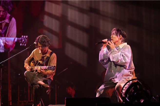 林宥嘉（右）日前在東京開唱時，邀請好友長岡亮介合作演出。（華研國際提供）