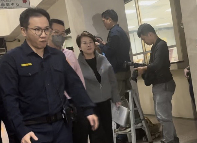 台北地检署侦办京华城弊案，8日指挥廉政署以证人身分约谈前台北市副市长黄珊珊（中），移送北检复讯，讯后请回。（赖佩璇摄）