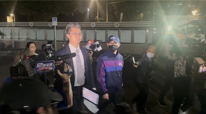 「88会馆」负责人郭哲敏于晚间9时许在律师及大批亲友陪同下离开法院，并且搭乘早就停在法院外头的车辆离开。（贺培晏摄）