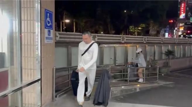 郭、张2人的判决约在晚间6时裁定，共5500万的高额交保金在2小时内火速备妥，于晚间8时由1男1女拖着行李箱步入法院。（贺培晏摄）