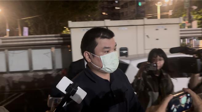 郭哲敏的共犯张旭升则在郭之后离开法院，但身边仅有律师一人陪同。（贺培晏摄）