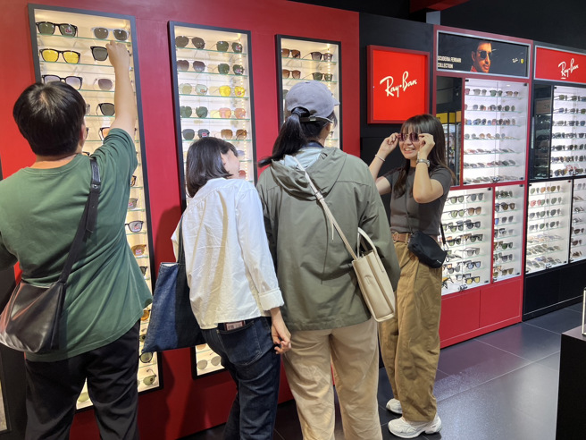 限量精品包括眼鏡、手錶及名牌包超優惠。(麗寶集團提供)