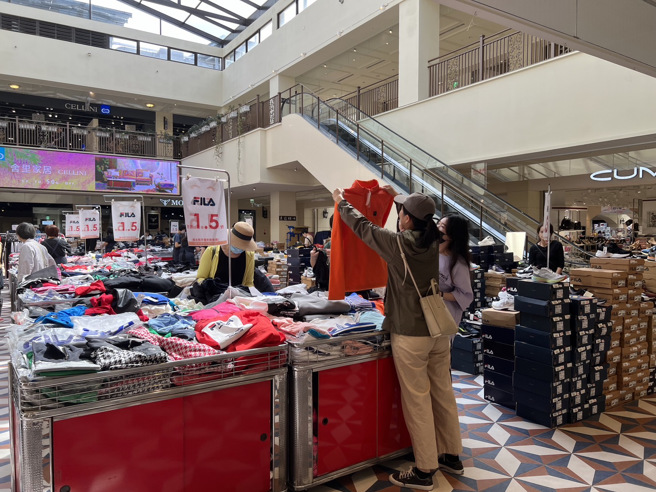 麗寶獨家場次的FILA特賣會，服飾全面1.5折起、鞋款配件2折起，現場也吸引許多消費者。(麗寶集團提供)