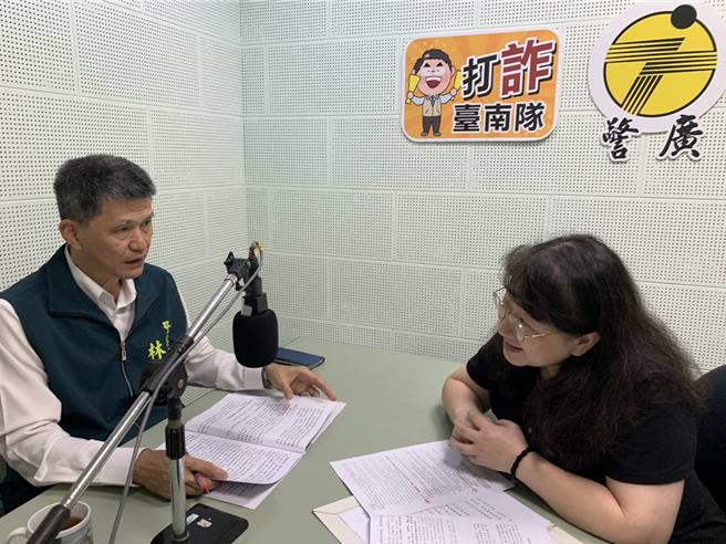 台南市警察局长林国清亲上警广电台宣导反诈骗。（民眾提供／宝智华台南传真）