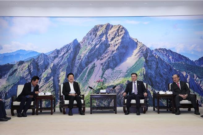 行政院长卓荣泰7日下午2时，针对总预算案僵局，邀请朝野党团干部至行政院，还选在接待外宾的玉山厅「喝咖啡」。（台北市摄影记者联谊会提供）