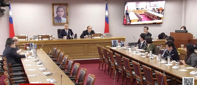 總預算案突破僵局，將總預算案交財政委員會依分配表及日程分送各委員會審查，並不提出復議。（取自直播）