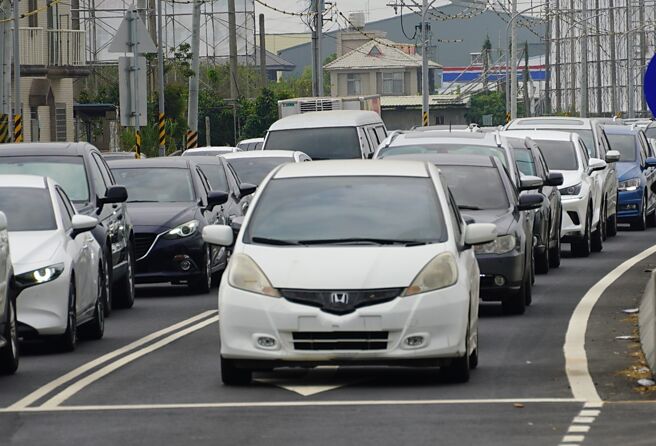 金管会着手研议强制车险费率变革，费率因素不再区分男，避免很多人把车子登记在女性名下，以适用较便宜保费。图／本报资料照片