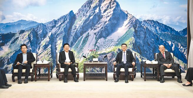 行政院长卓荣泰（右二）7日邀请民进党立法院党团总召柯建铭（右）、国民党立法院党团总召傅昆萁（左二）、民眾党立院党团副总召吴春城（左）等人至行政院讨论化解总预算案僵局。（台北市摄影记者联谊会提供）