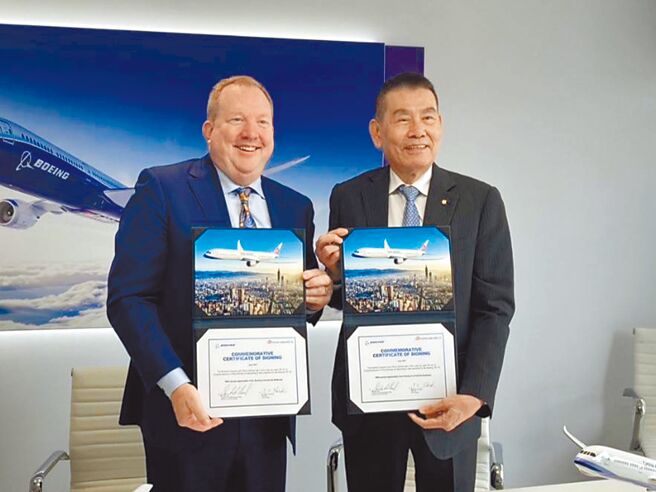 图为华航董事长谢世谦（右）与波音于2023年签订8架787客机选择权转为确认订单。（华航提供／黄琮渊台北传真）