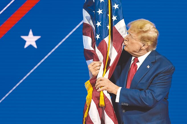 美国司法部正评估要如何结束川普2项联邦刑事起诉。美国长期以来的政策就是规定在任总统不可被起诉。（美联社）