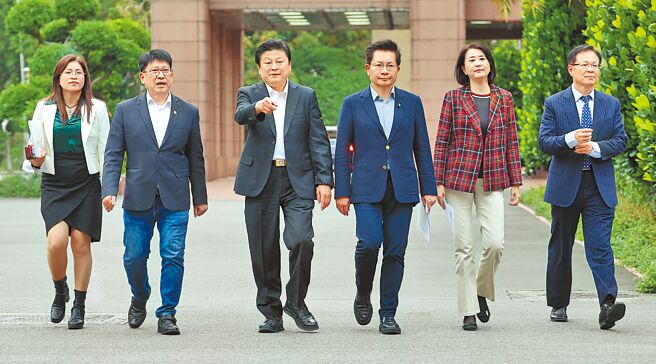 行政院長卓榮泰7日下午邀請朝野黨團至行政院「喝咖啡」討論總預算案，結束後民眾黨立委麥玉珍（左起）、國民黨團書記長林思銘、總召傅崐萁、立委吳春城、王鴻薇、張啓楷步出行政院說明結果。（姚志平攝）