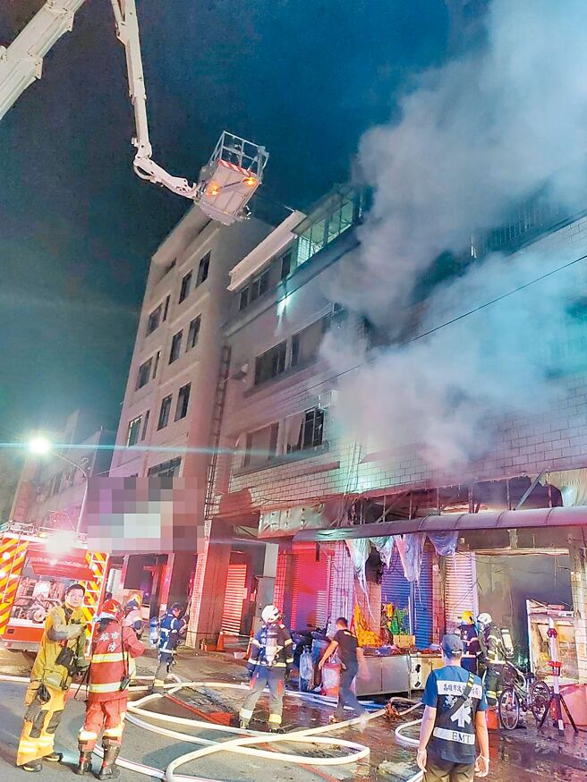 高雄市三民区1处民宅大楼7日凌晨发生火警，消防队获报出动云梯车前往抢救，火警共造成4死1重伤。（高雄市消防局提供）
